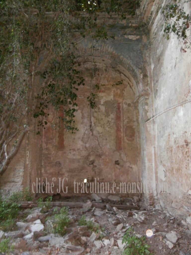 fresques sur une chapelle latérale